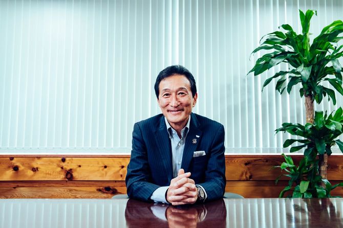 1959年生まれの66歳。自社商品の試食が続いてもスリムな体型を保っているのは、野菜多めの食生活、腹八分、運動習慣などの賜物だ