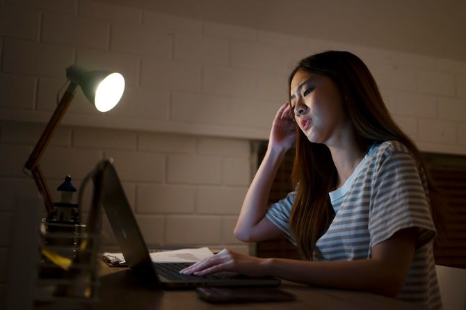 夜遅くまで働く女性