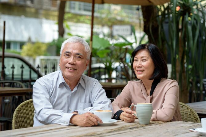 カフェでコーヒーを飲む中年夫婦