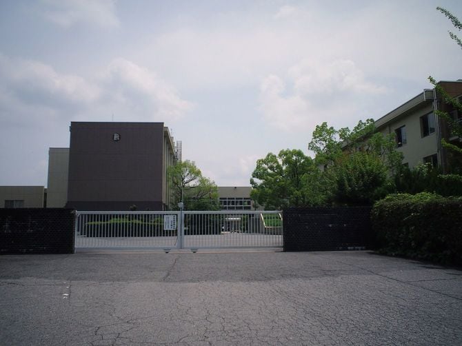 広陵高等学校の校門と校舎。2020年6月撮影