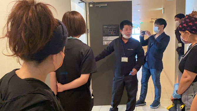「友心まごころサービス」の岩橋社長からレクチャーを受けるホテルスタッフ