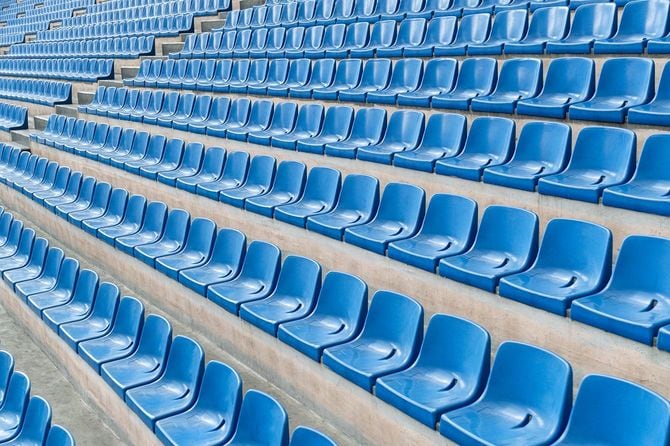 誰もいないスタジアムの観客席
