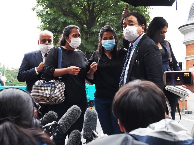 ビデオを見た直後に法務省から出てきたご遺族。ワヨミさん(右から二番目)は、ポールニマさんに支えながら歩いてきた。