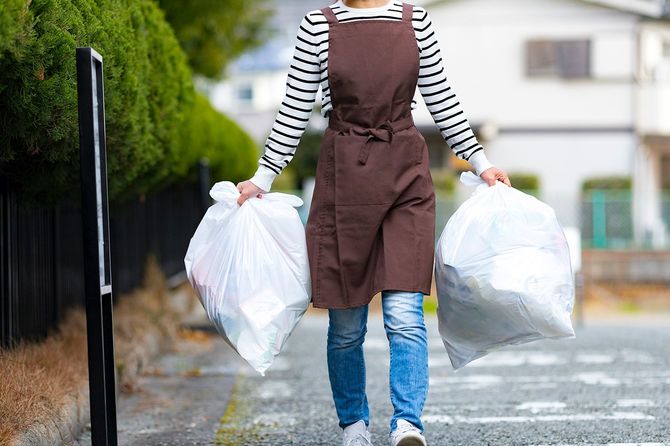ゴミと一緒にアジアの主婦