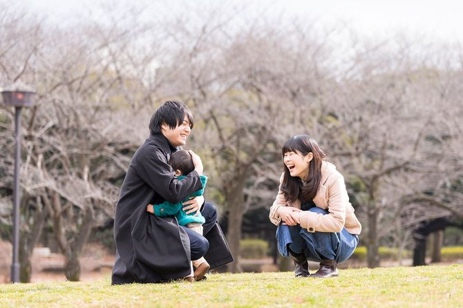 父親に抱かれた子供