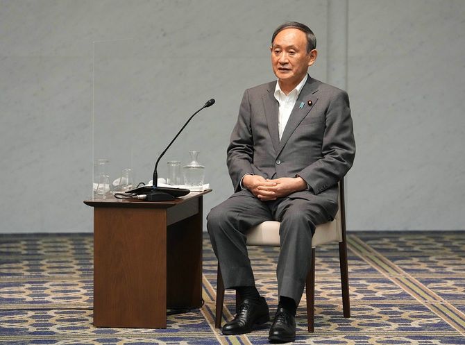 経団連の十倉雅和会長と会談する菅義偉首相＝2021年8月18日、東京都千代田区