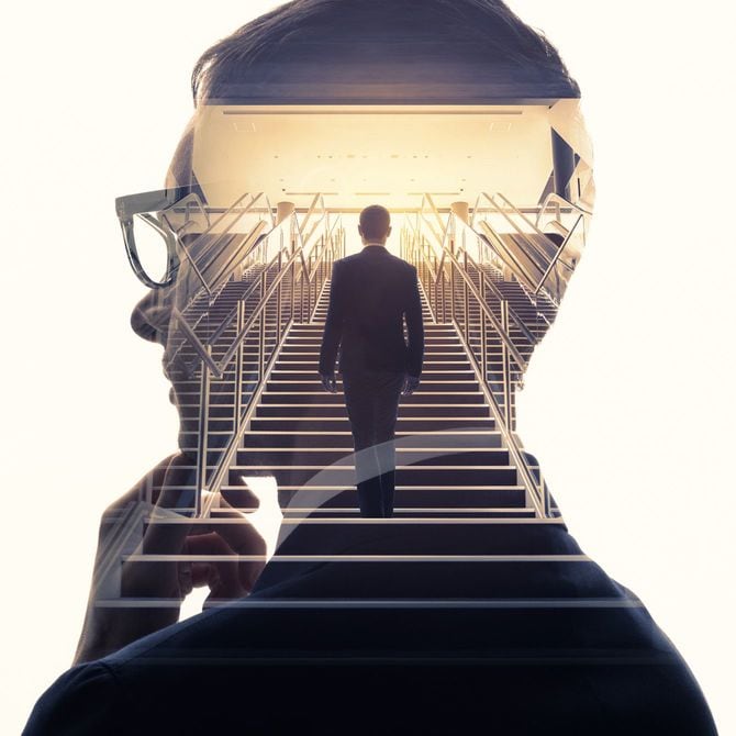 実業家と階段の二重露光
