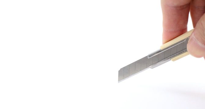 カッターでカットするイメージ