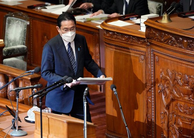 2022年1月17日、東京の衆議院本会議場にて、マスク姿で所信表明演説に臨む岸田文雄首相。岸田文雄首相は国会議員を前に、オミクロンの株によって日本で発生した新型コロナの拡散を抑制することを約束する政策演説を行った。