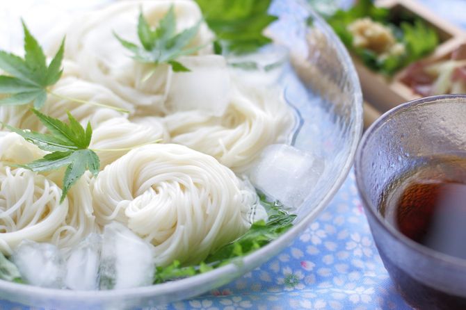 皿にもったそうめん