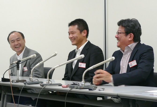 ヤフーの新経営体制について会見する（左から）孫正義会長、宮坂学次期社長、井上雅博社長（肩書きは当時）