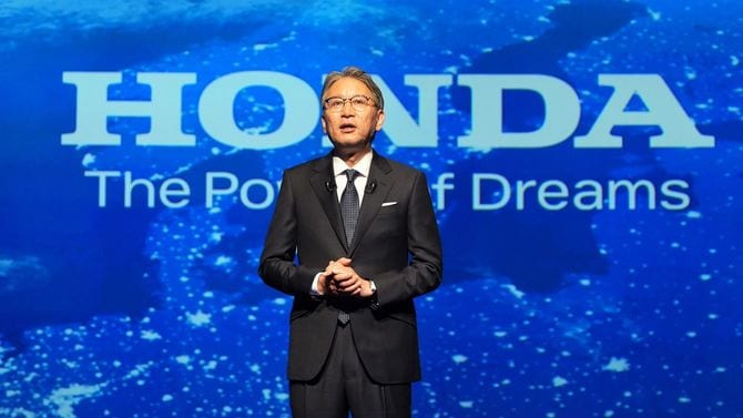 記者会見するホンダの三部敏宏社長＝2021年4月23日、東京都港区