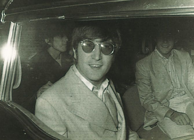 厳戒態勢の中羽田空港からヒルトンホテルへ向かうビートルズの4人。彼らが乗ったキャデラックリムジンはこの日のため購入された。