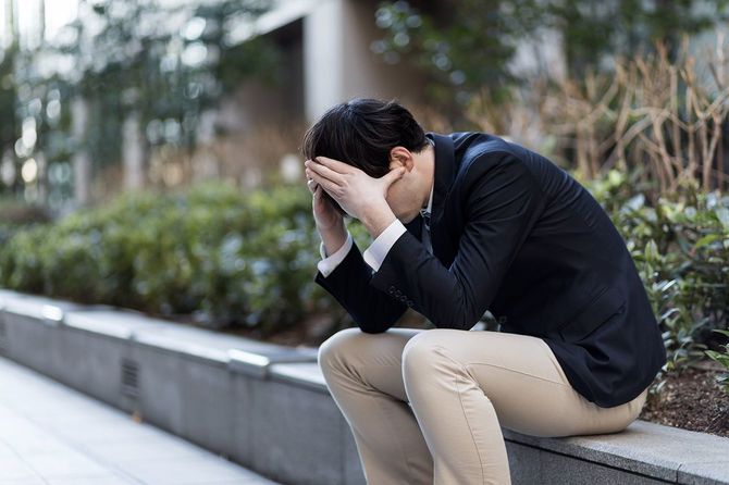 落ち込んだ若い男