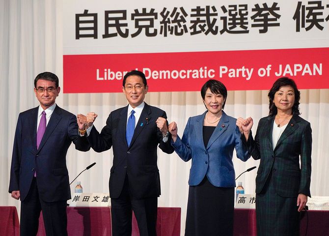 自民党総裁選候補者共同記者会見を前に、撮影に応じる（左から）河野太郎規制改革担当相、岸田文雄前政調会長、高市早苗前総務相、野田聖子幹事長代行