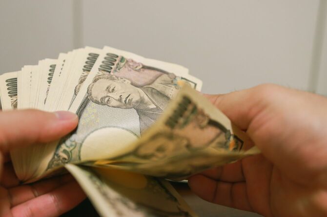 一万円札を数える手元
