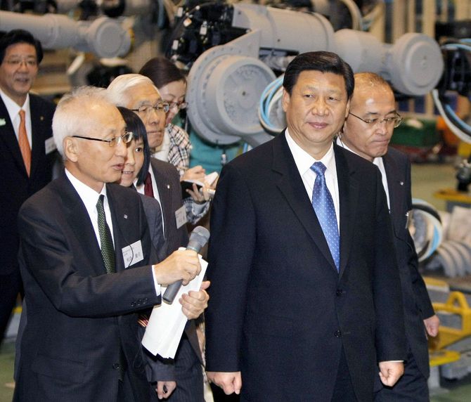 安川電機の産業用ロボット生産工場を視察する中国の習近平国家副主席（右）＝2009年12月16日午後、北九州市八幡西区