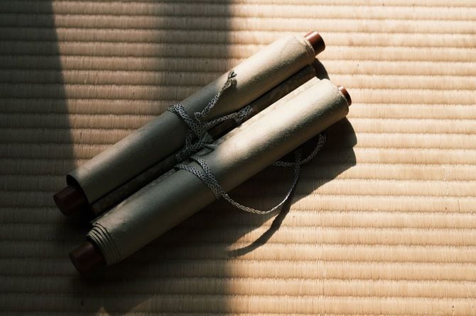 畳の上に置かれた巻物