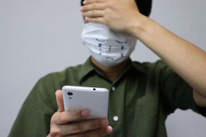 スマホの画面を見る人のイメージ