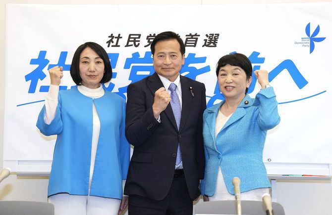 ポーズとる福島党首ら 社民党首選に福島氏ら3人