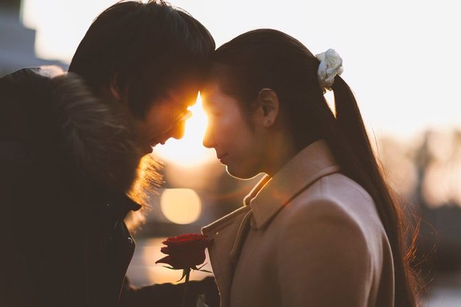 ロマンチックな日没の時間を過ごすカップル