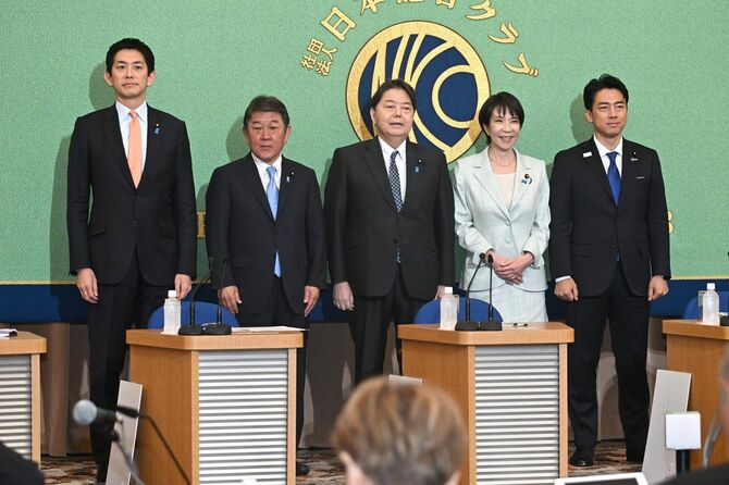 日本記者クラブ主催の自民党総裁選立候補者討論会で、写真に納まる（左から）小林鷹之元経済安全保障担当相、茂木敏充前幹事長、林芳正官房長官、高市早苗前経済安全保障担当相、小泉進次郎農林水産相