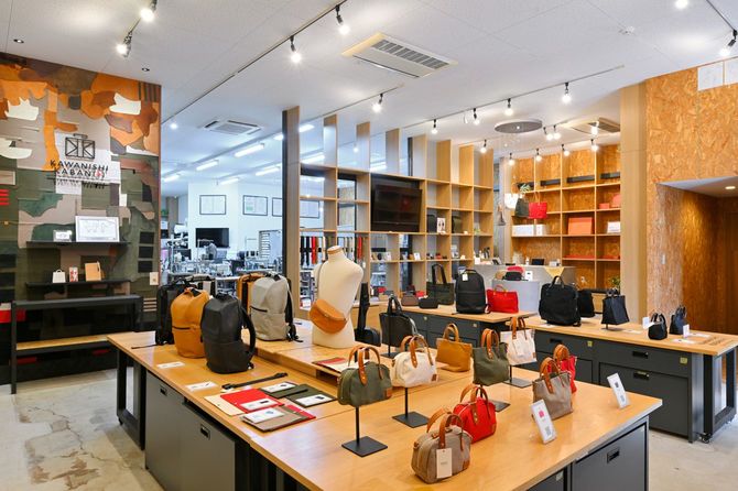 カワニシカバンの本社に併設されている店舗