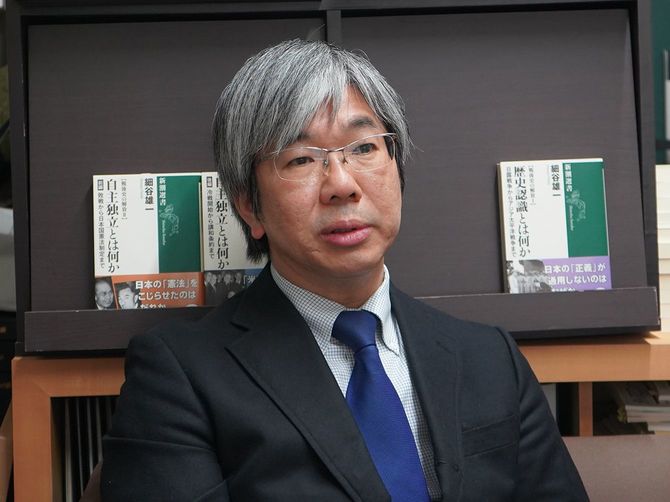 取材は細谷先生の研究室で行われた。