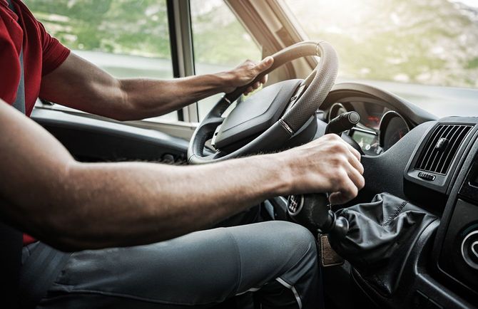 車を運転する男性