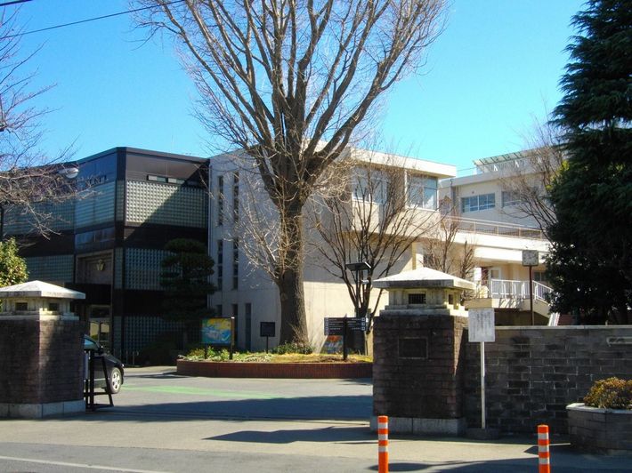 埼玉県立浦和高等学校（写真＝あばさー／PD-self／<a href="https://commons.wikimedia.org/wiki/File:Saitama_Prefectural_Urawa_High_School.JPG" target="_blank">Wikimedia Commons</a>）