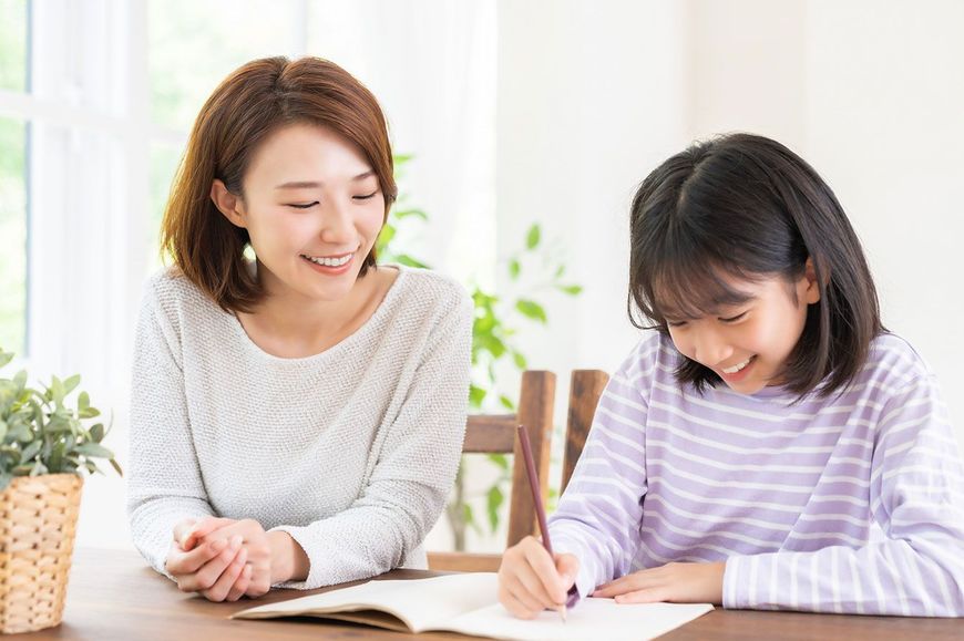 子供の勉強に付き添う母親