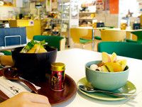 スープ、ゼリーの素など寒天商品を「かんてんぱぱショップ」（全国11カ所）で販売。東京・初台店、仙台店にはカフェも併設。