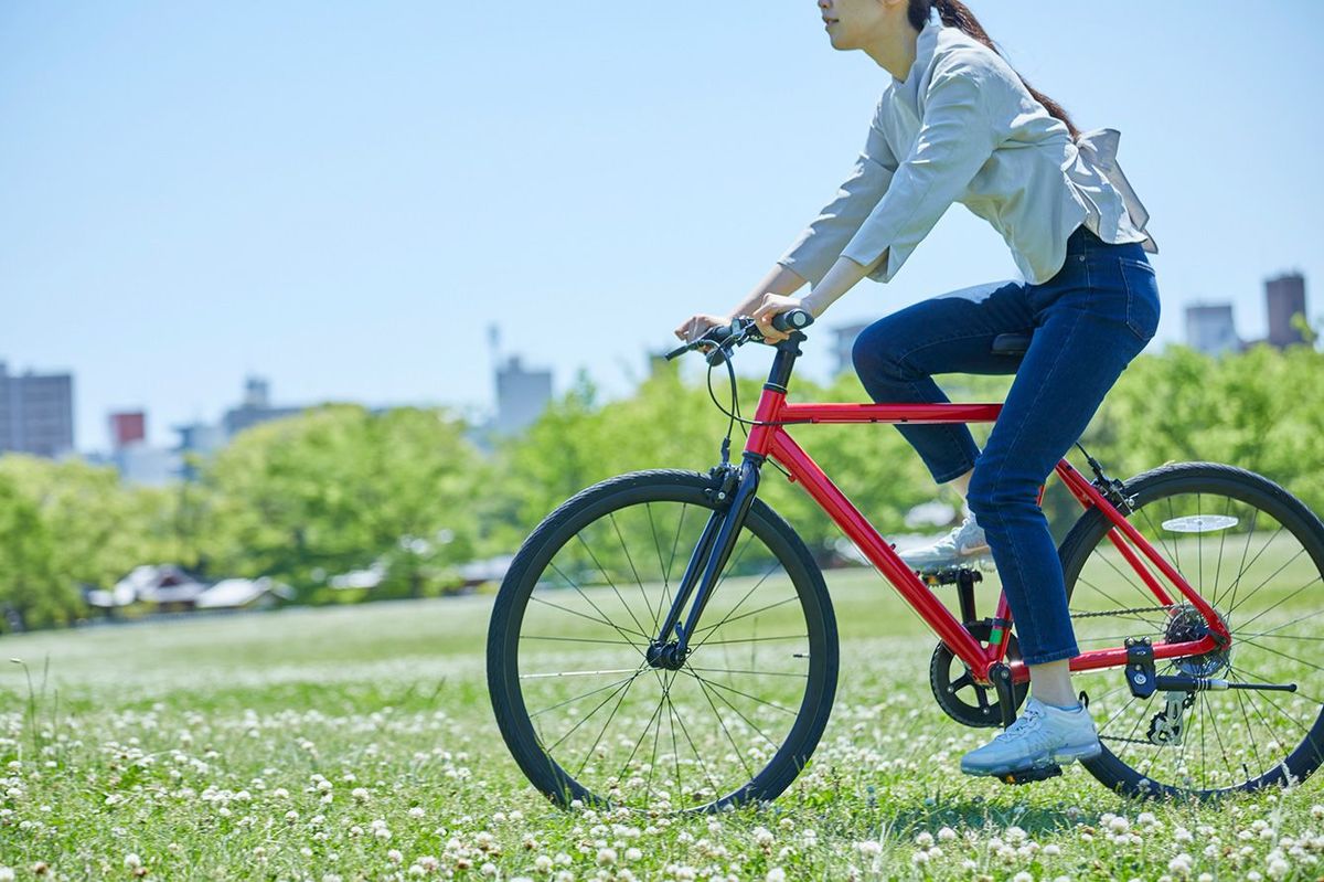 サイクリングを楽しむ女性