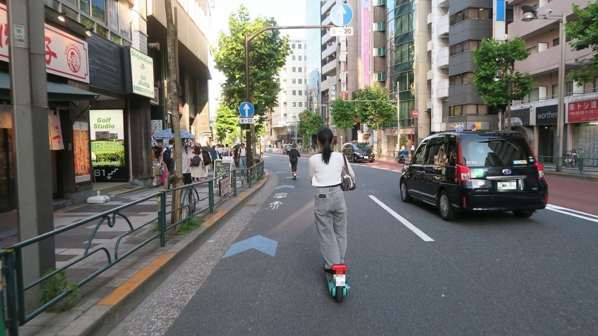 【画像5】街中を走るLUUP。ヘルメットは着用していない