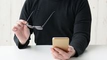 スマホがあなたの老眼を早めている…眼科専門医が推奨｢老眼を和らげる簡単ケアができる100均アイテム｣
