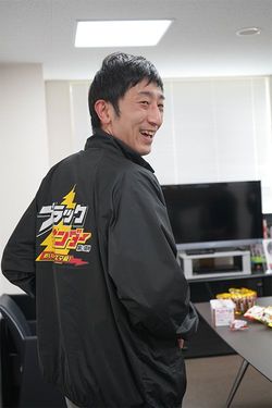 文字通り「ブラックサンダー」を背負って立つ河合社長