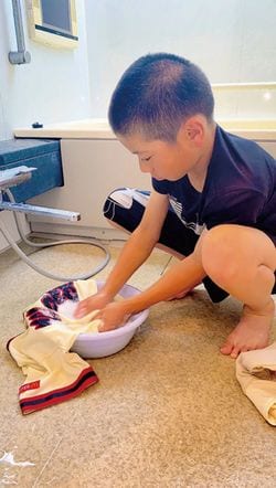 ユニフォーム洗濯中の瑛太。