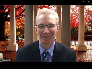 取材に応じるケーリー・フェダーマン准教授