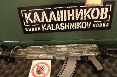 カラシニコフ ウォッカ 中身入り 楽天市場】KALASHNKOV カラシニコフ ウォッカ 700ml 専用ケース