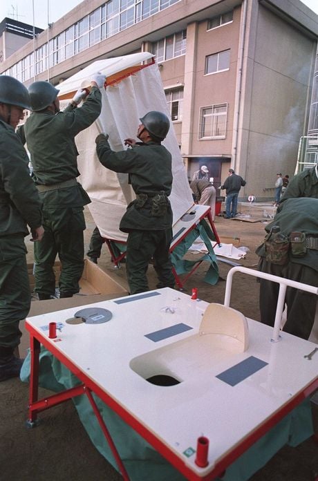 仮設トイレの設置を進める自衛隊員