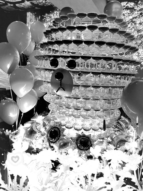 担当のためにやった「シャンパンタワー」（写真＝『ルポ 新宿歌舞伎町 路上売春』より）