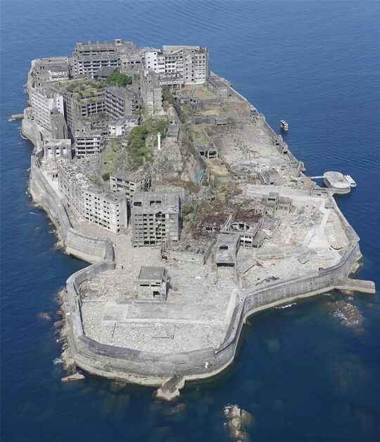 「軍艦島」として知られる長崎市の端島＝2020年12月4日撮影