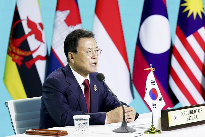 2021年10月27日、韓国・ソウルの青瓦台で行われた東南アジア諸国連合10カ国、中国、日本の首脳との首脳会談で発言する韓国の文在寅大統領