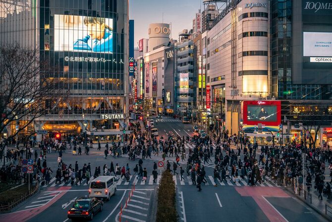夕暮れ時の渋谷のスクランブル交差点