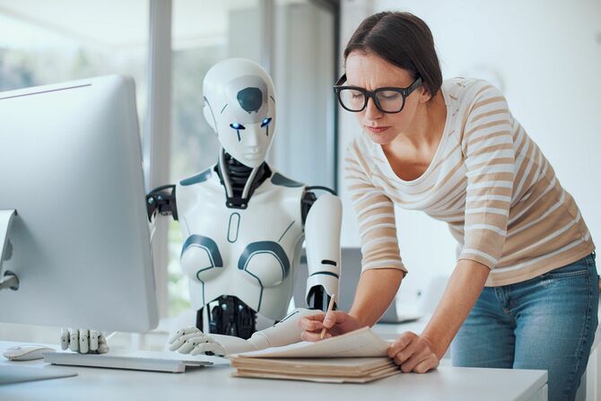 一緒に働く女性とAIロボット