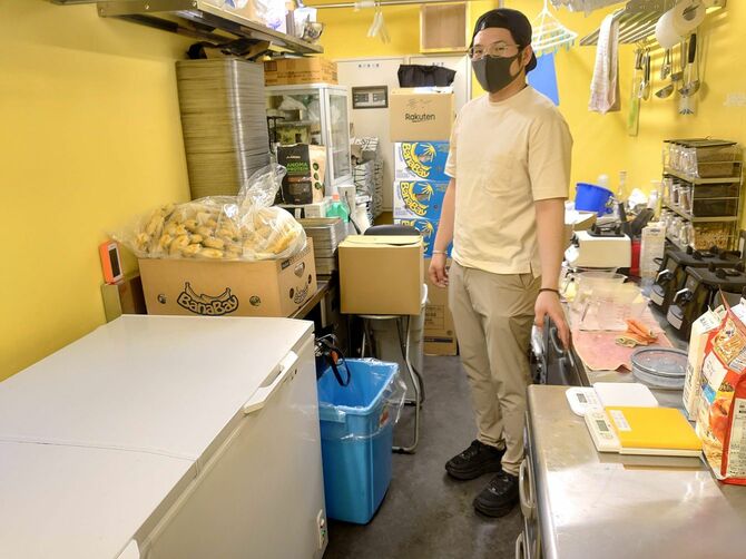 バナナスタンド仙川店で準備する黒田さん。左は容量1000リットルの冷凍庫。