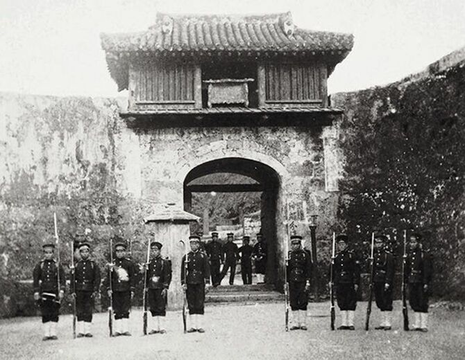 首里城歓会門前に並ぶ明治政府軍の兵士（写真＝PD-Japan-oldphoto／Wikimedia Commons）