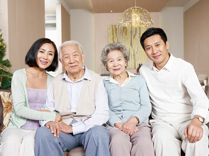 幸せなアジアの家族の家の肖像画。