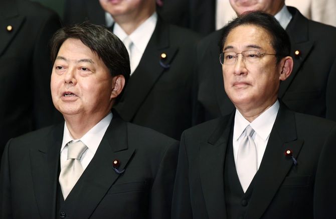 記念撮影に臨む岸田文雄首相（右）と林芳正外相＝2021年11月10日夜、首相官邸