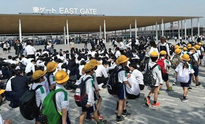 小学生ら子どもの姿が目立つ万博のゲート